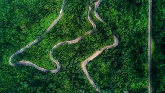 అరకు లోయ - అరకు లోయ(Araku Valley) తూర్పు కనుమలలో సుందరమైన హిల్ స్టేషన్. అరకు లోయ కాఫీ తోటలు, జలపాతాలు, పచ్చని అడవులకు ప్రసిద్ధి. ప్రకృతి ప్రేమికులకు, సాహస ప్రియులకు అరకులోయ అనువైన ప్రదేశం. ఇక్కడ గిరిజన మ్యూజియం, కటికి జలపాతాలు, బొర్రా గుహలు చూడదగిన ప్రదేశాలు. విశాఖ నుంచి 114 దూరంలో అరకు లోయ ఉంది. &nbsp;