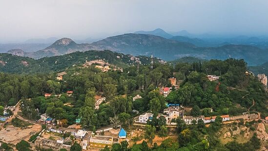 హార్సిలీ హిల్స్- హార్సిలీ హిల్స్(Horsley Hills) వీకెండ్ ను ఎంజాయ్ చేసేందుకు అనువైన ప్లేస్. ఈ కొండలకు కడప జిల్లా కలెక్టర్ గా పనిచేసిన డబ్ల్యుడీ హార్సిలీ పేరు పెట్టారు. ఇక్కడి ప్రశాంతమైన వాతావరణం, చల్లని గాలి, సుందరమైన దృశ్యాలు హార్సిలీ హిల్స్‌ ను పర్యాటక కేంద్రంగా(Tourist Place) మార్చాయి. విస్పర్ విండ్స్ వ్యూ పాయింట్, హార్సిలీ హిల్స్ జూ, కైగల్ జలపాతం ఇక్కడ చూడవలసిన ప్రదేశాలు. హార్సిలీ హిల్స్ ఏపీ అన్నమయ్య జిల్లా మందనపల్లెకి 9 మైళ్ల దూరంలో ఉన్నాయి.&nbsp;