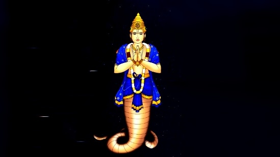 తొమ్మిది గ్రహాలలో రాహువు అత్యంత అశుభ గ్రహం అని అంటూ ఉంటారు. రాహువు ఎల్లప్పుడూ వెనుకకు ప్రయాణిస్తాడు. శని తరువాత.. నెమ్మదిగా కదిలే గ్రహం రాహువు. రాహు ఒక రాశి నుంచి మరొక రాశికి మారడానికి 18 నెలలు పడుతుంది. గత సంవత్సరం అక్టోబర్ చివరిలో రాహువు మీన రాశిలోకి ప్రవేశించాడు. ఈ సంవత్సరం మొత్తం ఇదే రాశిచక్రాలు ప్రయాణిస్తాయి. 2025 లో తన స్థానాన్ని మార్చుకుంటాడు.&nbsp;
