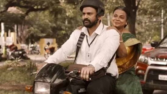 డాలీ ధ‌నుంజయ హీరోగా న‌టించిన క‌న్న‌డ మూవీ ర‌త్న‌న్ ప్ర‌పంచ మూవీని అమెజాన్ ప్రైమ్‌లోనే చూడొచ్చు. ఈ సినిమాలో ర‌త్నాక‌ర అనే మిడిల్ క్లాస్ యువ‌కుడి క‌థ‌తో కామెడీ ఫ్యామీలీ డ్రామాగా ఈ మూవీ రూపొందింది.&nbsp;
