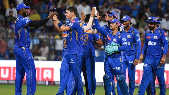 Mumbai Indians: ఐపీఎల్ 2024లో నాలుగు మ్యాచ్ ల తర్వాత ముంబై ఇండియన్స్ బోణీ చేసిన విషయం తెలిసిందే. ఆదివారం (ఏప్రిల్ 7) ఢిల్లీ క్యాపిటల్స్ పై ఆ టీమ్ గెలిచింది. దీంతో టీ20 క్రికెట్ లో ముంబై ఇండియన్స్ విజయాలు 150కి చేరాయి. ప్రపంచంలో ఈ ఇతర జట్టుకూ సాధ్యం కాని రికార్డు ఇది.