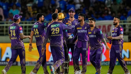 IPL 2024 Points Table: ఇక పాయింట్ల టేబుల్లో ప్రస్తుతం రాజస్థాన్ రాయల్స్ నాలుగు విజయాలతో టాప్ లో ఉంది. కోల్‌కతా నైట్ రైడర్స్ రెండోస్థానంలో ఉంది. సోమవారం (ఏప్రిల్ 8) చెన్నై సూపర్ కింగ్స్ తో ఆడనున్న కేకేఆర్ గెలిస్తే మళ్లీ టాప్ లోకి వెళ్తుంది. సీఎస్కే ప్రస్తుతం నాలుగోస్థానంలో, సన్ రైజర్స్ ఐదో స్థానంలో, పంజాబ్ కింగ్స్ ఆరో స్థానంలో ఉన్నాయి.