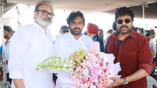 హైదరాబాద్ శివార్లలోని ముచ్చింతల్ లో నిర్విరామంగా జరుగుతున్న ‘విశ్వంభర’ షూటింగ్ లొకేషన్ కు సోమవారం పవన్ కల్యాణ్, నాగబాబు..జనసేన నేతలు వెళ్లారు. &nbsp;