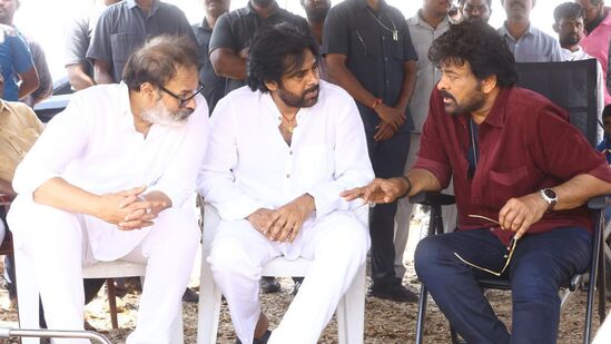 చిరంజీవి, పవన్ కల్యాణ్, నాగబాబు ముగ్గురు అన్నదమ్ములు కొంత సేపు మాట్లాడుకున్నారు.&nbsp;