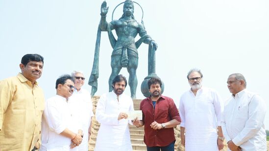జనసేనకు విజయోస్తు అని మెగాస్టార్ చిరంజీవి ఆంజనేయుని పాదాల చెంత &nbsp;జనసేన పార్టీ అధ్యక్షుడు, తన తమ్ముడైన పవన్ కల్యాణ్ ను ఆశీర్వదించారు. జనసేన ఎన్నికల ప్రచారాల కోసం ఐదుకోట్ల రూపాయల విరాళాన్ని చెక్కు రూపంలో పవన్ కల్యాణ్, నాగబాబుకు అందించారు.&nbsp;