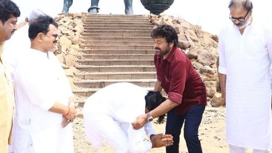 చిరంజీవి తన తమ్ముడు పవన్ కల్యాణ్ కు తన ఆశీర్వాద బలంతో పాటు ఆర్థికంగా అండగా నిలబడాలని రూ.5 కోట్ల చెక్కును &nbsp;అందించారు. గ్లోబల్ స్టార్ రామ్ చరణ్ కూడా జనసేనకు ఆర్థికంగా అండగా నిలబడాలని నిర్ణయించుకున్నారు.