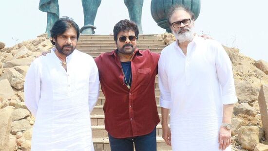 విశ్వంభర సెట్ లో &nbsp;పవన్ కల్యాణ్, చిరంజీవి, నాగబాబు&nbsp;