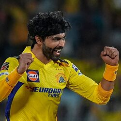 <p>ఇండియన్ ప్రీమియర్ లీగ్ (IPL)లో చెన్నై సూపర్ కింగ్స్ ప్లేయర్ రవీంద్ర జడేజా అరుదైన ఘనత సాధించాడు. ఇప్పటి వరకు ఎవరికీ సాధ్యం కాని ఫీట్ చేశాడు.&nbsp;</p>