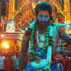 <p>పుష్ప 2 మూవీ టీజ‌ర్‌కు ఇర‌వై నాలుగు గంట‌ల్లో &nbsp;39 మిలియ‌న్ల వ్యూస్ ల‌భించాయి. అత్య‌ధిక మంచి వీక్షించిన ఇండియ‌న్ మూవీ సినిమా టీజ‌ర్స్ లిస్ట్‌లో పుష్ప 2 ఐదో స్థానంలో నిలిచింది. అల్లు అర్జున్ హీరోగా సుకుమార్ ద‌ర్శ‌క‌త్వంలో రూపొందుతోన్న ఈ యాక్ష‌న్ ఎంట‌ర్‌టైన‌ర్ మూవీ ఆగ‌స్ట్ 15న రిలీజ్ కాబోతోంది.&nbsp;</p>