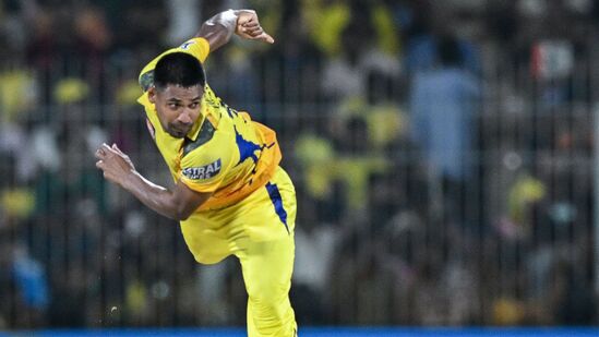IPL 2024 Orange Cap: చెన్నై సూపర్ కింగ్స్ బౌలర్ ముస్తఫిజుర్ రెహమాన్ తన పర్పుల్ క్యాప్ తిరిగి అందుకున్నాడు. కోల్‌కతా నైట్ రైడర్స్ తో మ్యాచ్ లో 2 వికెట్లు తీసిన అతడు.. ప్రస్తుతం 4 మ్యాచ్ లలో 9 వికెట్లతో టాప్ లో ఉన్నాడు.అతని తర్వాత రాజస్థాన్ బౌలర్ చహల్ ఉన్నాడు.