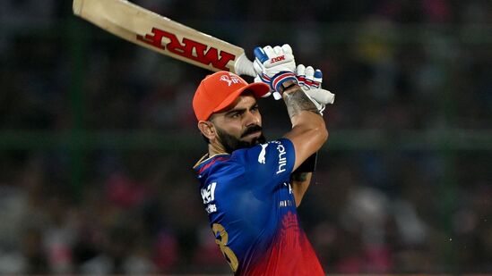 IPL 2024 Orange Cap: ఐపీఎల్ 2024లో ఆర్సీబీ పరిస్థితి దారుణంగానే ఉన్నా.. ఆరెంజ్ క్యాప్ ను మాత్రం విరాట్ కోహ్లియే సొంతం చేసుకుంటూ వస్తున్నాడు. అతడు 5 మ్యాచ్ లలో 316 రన్స్ చేశాడు. ఈ సీజన్లో తొలి సెంచరీ కూడా అతడే చేసిన విషయం తెలిసిందే. రెండు హాఫ్ సెంచరీలు కూడా ఉన్నాయి.