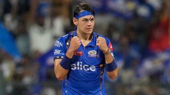IPL 2024 Orange Cap: ముంబై ఇండియన్స్ బౌలర్ గెరాల్డ్ కొయెట్జా, గుజరాత్ టైటన్స్ బౌలర్ మోహిత్ శర్మ, ఢిల్లీ క్యాపిటల్స్ బౌలర్ ఖలీల్ అహ్మద్ ఏడేసి వికెట్లతో మూడో స్థానంలో ఉన్నారు. అయితే కొయెట్జా 4 మ్యాచ్ లలోనే 7 వికెట్లు తీసుకోగా.. మోహిత్, ఖలీల్ ఐదేసి మ్యాచ్ లలో ఏడేసి వికెట్లు తీశారు.