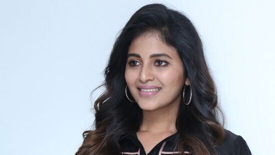 సినిమాల‌పై ఫోక‌స్ పెడుతూనే వెబ్‌సిరీస్‌ల‌లో అంజ‌లి న‌టిస్తోంది. ఫాల్‌, ఝాన్సీ వెబ్‌సిరీస్‌ల‌తో ప్రేక్ష‌కుల్ని ఆక‌ట్టుకొన్న అంజ‌లి ప్ర‌స్తుతం బ‌హిష్క‌ర‌ణ పేరుతో తెలుగు వెబ్‌సిరీస్ చేస్తోంది.&nbsp;