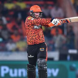 <p>IPL 2024 Orange and Purple cap: పంజాబ్ కింగ్స్ తో మ్యాచ్ తర్వాత సన్ రైజర్స్ హైదరాబాద్ బ్యాటర్ హెన్రిచ్ క్లాసెన్ మరోసారి ఆరెంజ్ క్యాప్ టాప్ 3లోకి వచ్చాడు. అతడు ఈ మ్యాచ్ లో 9 పరుగులు మాత్రమే చేశాడు. అయితే 5 మ్యాచ్ లలో 186 పరుగులతో కోహ్లి, సాయి సుదర్శన్ తర్వాతి స్థానంలో ఉన్నాడు.</p>