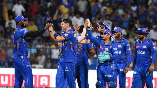 IPL 2024 Points Table: ఐపీఎల్ 2024 పాయింట్ల టేబుల్లో చిట్ట చివరి మూడు స్థానాల్లో ముంబై ఇండియన్స్, రాయల్ ఛాలెంజర్స్ బెంగళూరు, ఢిల్లీ క్యాపిటల్స్ ఉన్నాయి. ఈ మూడు టీమ్స్ ఒక్కో విజయంతో రెండేసి పాయింట్లు సాధించినా నెట్ రన్ రేట్ విషయంలో ముంబై ఇండియన్స్ (-0.704) మెరుగ్గా ఉంది.