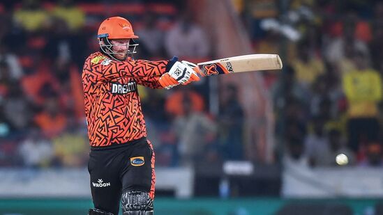 IPL 2024 Orange and Purple cap: పంజాబ్ కింగ్స్ తో మ్యాచ్ తర్వాత సన్ రైజర్స్ హైదరాబాద్ బ్యాటర్ హెన్రిచ్ క్లాసెన్ మరోసారి ఆరెంజ్ క్యాప్ టాప్ 3లోకి వచ్చాడు. అతడు ఈ మ్యాచ్ లో 9 పరుగులు మాత్రమే చేశాడు. అయితే 5 మ్యాచ్ లలో 186 పరుగులతో కోహ్లి, సాయి సుదర్శన్ తర్వాతి స్థానంలో ఉన్నాడు.