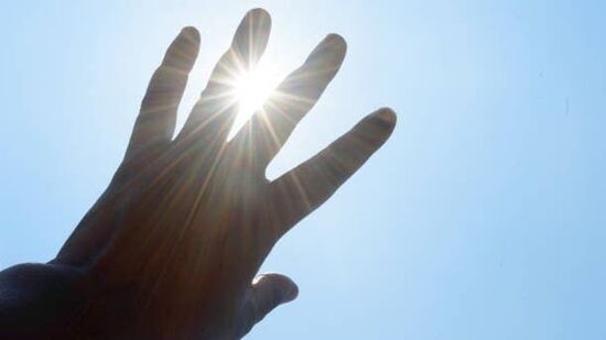 భానుడి ఉగ్రరూపంలో తెలుగు రాష్ట్రాల్లోని ప్రజలు బెంబెలేత్తిపోయారు. ఏప్రిల్ మాసంలోనే ఎండల తీవ్రత భారీగా పెరిగిపోయింది. ఏకంగా 45 డిగ్రీల ఉష్ణోగ్రతలు నమోదయ్యాయి. అయితే గత రెండు రోజులుగా పరిస్థితి మారింది. ఉష్ణోగ్రతలు తగ్గుముఖం పట్టాయి.