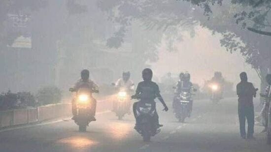 ఎల్లో అలర్ట్ జారీ అయిన జిల్లాల్లో ఉరుములు, మెరుపులతో కూడిన వర్షాలు కురిసే అవకాశం ఉందని హెచ్చరించింది. ఈదురుగాలులు వీచే అవకాశం ఉందని తెలిపింది. మంగళవారం చాలా ప్రాంతాల్లో గాలులు వీచాయి.