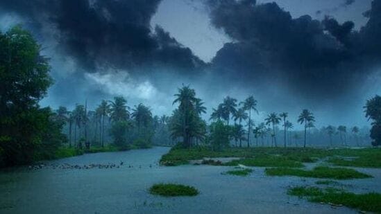 వర్ష సూచనతో పలువురు రైతులు ఆందోళన చెందుతున్నారు. ఎక్కడ పంట నష్టం వాటిల్లుతుందో అని భయపడుతున్నారు.&nbsp;