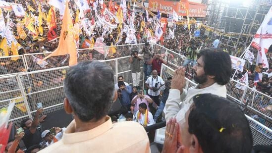 రాష్ట్రానికి 10 పాయింట్స్ ఫార్ములాతో ప్రజల్లోకి వస్తున్నామని పవన్ కల్యాణ్ అన్నారు. చిట్టచివరి పొలానికి కూడా నీరు అందాలి, ప్రతీ ఒక్కరికీ న్యాయం జరగాలి, రాష్ట్రం అభివృద్ది జరగాలి అనేదే మా లక్ష్యమని తణుకు ప్రజాగళం సభలో పవన్ కల్యాణ్ అన్నారు.&nbsp;