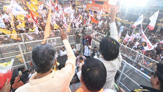 రాష్ట్ర భవిష్యత్తు కోసం ప్రభుత్వ వ్యతిరేక ఓటు చీలకూడదని చెప్పిన వ్యక్తి, చేసి చూపించిన వ్యక్తి పవన్ కల్యాణ్ అని చంద్రబాబు అన్నారు. 2014లో NDA కూటమి పశ్చిమ గోదావరి జిల్లాలో 15/15 సీట్లు గెలవడానికి కారణం పవన్ కల్యాణ్ అని అన్నారు. &nbsp;ఇప్పుడు మళ్లీ NDA కూటమిగా కలిసి వచ్చాం, వైసీపీకి డిపాజిట్లు కూడా రాకూడదని &nbsp;చంద్రబాబు అన్నారు.&nbsp;