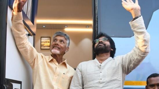 తణుకు ప్రజాగళం సభలో చంద్రబాబు మాట్లాడుతూ... తనకు అనుభవం ఉంది, పవన్ కల్యాణ్ కు పవర్ ఉందని అన్నారు. ఈ ఎన్నికల్లో &nbsp;వైసీపీ కొట్టుకుపోవడం ఖాయమన్నారు. ప్రజా గళానికి వారాహి తోడైంది, అహంకారాన్ని బూడిద చేస్తుందని చంద్రబాబు అన్నారు.&nbsp;