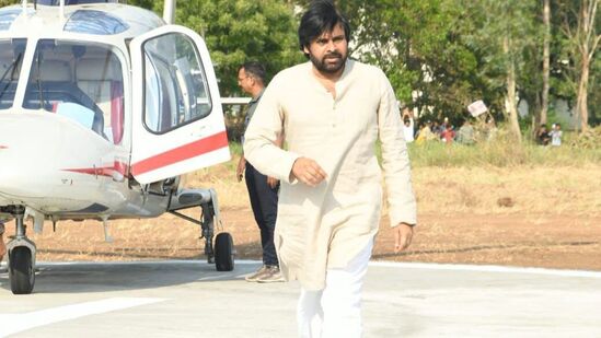 సగటు మనిషి ఆవేదన జనసేన అని పవన్ అన్నారు. తణుకులో ఉన్న మంత్రి కారుమూరి నాగేశ్వరరావు, ఆయన కొడుకు వైసీపీ నాయకులు చేస్తున్న దోపిడీ అందరికీ తెలుసు, కలుగులో ఎలకల్లా దాకున్న వారిని బయటకు లాగుదామన్నారు. &nbsp;