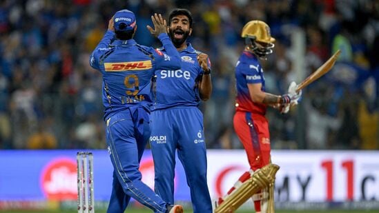 Bumrah Creates History: ఇక ముంబై ఇండియన్స్ సొంత మైదానం వాంఖెడేలో ఒక ఇన్నింగ్స్ లో ఐదు వికెట్లు తీసిన రెండో బౌలర్ బుమ్రా. గతంలో హర్భజన్ సింగ్ 2011లో చెన్నై సూపర్ కింగ్స్ పై 5 వికెట్లు తీశాడు.