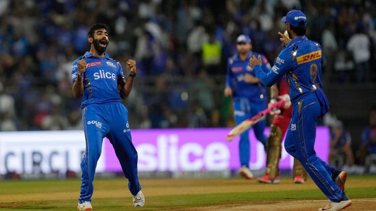 Bumrah Creates History: ఇక ముంబై ఇండియన్స్ తరఫున ఐపీఎల్లో ఒక ఇన్నింగ్స్ లో ఐదు అంతకంటే ఎక్కువ వికెట్లు ఒకటి కంటే ఎక్కువసార్లు తీసుకున్న రెండో బౌలర్ బుమ్రా. గతంలో లసిత్ మలింగ ఈ ఘనత సాధించాడు. అయితే అతడు ఓసారి ఐపీఎల్లో, మరోసారి ఛాంపియన్స్ లీగ్ లో ఈ ఘనత సాధించాడు.