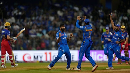 Bumrah Creates History: ఆర్సీబీతో మ్యాచ్ లో విరాట్ కోహ్లితోపాటు డుప్లెస్సి, మహిపాల్ లోమ్రోర్, సౌరవ్ చౌహాన్, విజయ్ కుమార్ వైశాక్ వికెట్లు తీశాడు. అతడు 4 ఓవర్లలో ఏకంగా 13 డాట్ బాల్స్ వేశాడు.