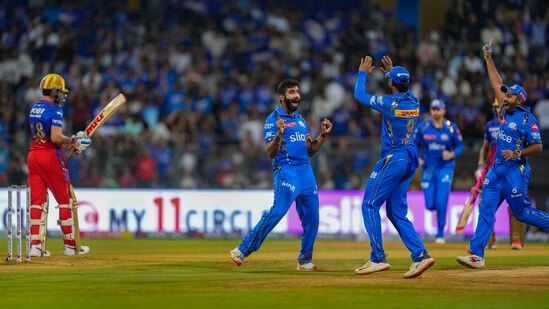 Bumrah Creates History: ఐపీఎల్లో ఆర్సీబీ జట్టుపై ఒక ఇన్నింగ్స్ లో ఐదు వికెట్లు తీసుకున్న తొలి బౌలర్ గా ముంబై ఇండియన్స్ బౌలర్ బుమ్రా నిలిచాడు. ఆ టీమ్ తో గురువారం (ఏప్రిల్ 11) జరిగిన మ్యాచ్ లో బుమ్రా 4 ఓవర్లలో 21 పరుగులు ఇచ్చి 5 వికెట్లు తీసుకున్నాడు. ఆర్సీబీపై ఇంతకుముందు ఛాంపియన్స్ లీగ్ లో షాన్ టెయిట్ 32 పరుగులకు 5 వికెట్లు తీసినా.. ఐపీఎల్లో మాత్రం గతంలో ఇది ఎవరికీ సాధ్యం కాలేదు.