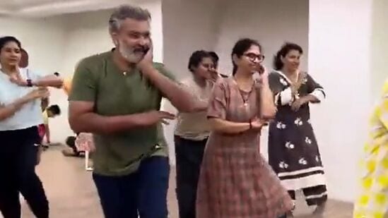 SS Rajamouli Dance: ‘అందమైన ప్రేమరాణి’ పాటకు భార్యతో కలిసి రాజమౌళి డ్యాన్స్.. రిహార్సల్ వీడియో వైరల్