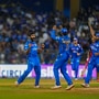 Bumrah Creates History: ఐపీఎల్లో ఆర్సీబీ జట్టుపై ఒక ఇన్నింగ్స్ లో ఐదు వికెట్లు తీసుకున్న తొలి బౌలర్ గా ముంబై ఇండియన్స్ బౌలర్ బుమ్రా నిలిచాడు. ఆ టీమ్ తో గురువారం (ఏప్రిల్ 11) జరిగిన మ్యాచ్ లో బుమ్రా 4 ఓవర్లలో 21 పరుగులు ఇచ్చి 5 వికెట్లు తీసుకున్నాడు. ఆర్సీబీపై ఇంతకుముందు ఛాంపియన్స్ లీగ్ లో షాన్ టెయిట్ 32 పరుగులకు 5 వికెట్లు తీసినా.. ఐపీఎల్లో మాత్రం గతంలో ఇది ఎవరికీ సాధ్యం కాలేదు. <p>Bumrah Creates History: ఐపీఎల్లో ఆర్సీబీ జట్టుపై ఒక ఇన్నింగ్స్ లో ఐదు వికెట్లు తీసుకున్న తొలి బౌలర్ గా ముంబై ఇండియన్స్ బౌలర్ బుమ్రా నిలిచాడు. ఆ టీమ్ తో గురువారం (ఏప్రిల్ 11) జరిగిన మ్యాచ్ లో బుమ్రా 4 ఓవర్లలో 21 పరుగులు ఇచ్చి 5 వికెట్లు తీసుకున్నాడు. ఆర్సీబీపై ఇంతకుముందు ఛాంపియన్స్ లీగ్ లో షాన్ టెయిట్ 32 పరుగులకు 5 వికెట్లు తీసినా.. ఐపీఎల్లో మాత్రం గతంలో ఇది ఎవరికీ సాధ్యం కాలేదు.</p>