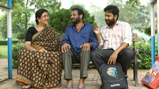 త‌ప్పిపోయిన త‌మ త‌ల్లిని వెతుక్కుంటూ &nbsp;చెన్నై నుంచి కోల్‌క‌తా వెళ్లిన ఇద్ద‌రు యువ‌కుల క‌థ‌తో ద‌ర్శ‌కుడు సురేష్.... జే బేబీ మూవీని తెర‌కెక్కించాడు. ఈ ప్ర‌యాణంలో వారిని ఎదురైన అనుభ‌వాల‌ను ఎమోష‌న‌ల్‌గా ఆవిష్క‌రించారు.&nbsp;