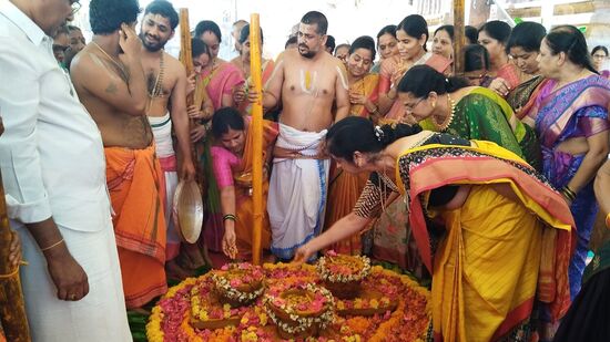అర్చకులు శ్రీ శ్రవణ స్వామి మాట్లాడుతూ భగవత్ విజ్ఞాపనతో హరిధ్రా ఘటనం కార్యక్రమం ప్రారంభం అయిందని తెలిపారు. తద్వారా శ్రీ సీతా రామ కల్యాణ మహోత్సవ ఏర్పాట్లకు నాంది పలికినట్లు అయిందన్నారు