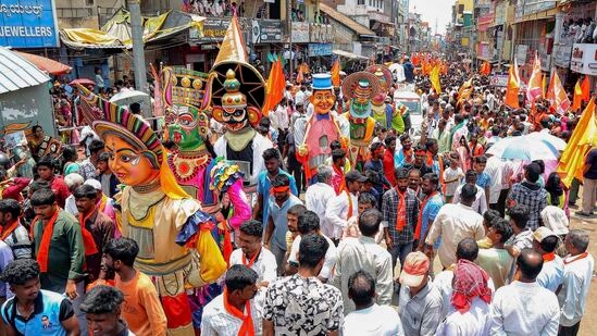 కర్ణాటకలోని శివమొగ్గ నియోజకవర్గం స్వతంత్ర అభ్యర్థి కేఎస్ ఈశ్వరప్ప నామినేషన్ దాఖలుకు ముందు భారీ ర్యాలీ నిర్వహించారు.