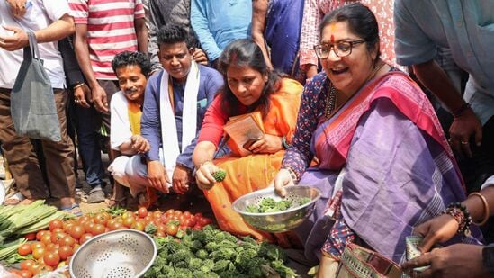 పశ్చిమ బెంగాల్లోని హుగ్లీలో ఎన్నికల ప్రచారంలో భాగంగా హుగ్లీ నియోజకవర్గ బీజేపీ అభ్యర్థి లాకెట్ ఛటర్జీ కూరగాయలు కొనుగోలు చేశారు.&nbsp;