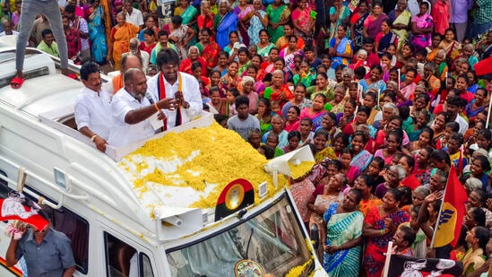 తమిళనాడులోని విరుదునగర్ నియోజకవర్గంలో డీఎంకే అభ్యర్థి విజయ ప్రభాకరన్ కు మద్దతుగా తిరుమంగళంలో జరిగిన రోడ్ షోలో అన్నాడీఎంకే ఉపాధ్యక్షుడు ఆర్ బీ ఉదయకుమార్ పాల్గొన్నారు.