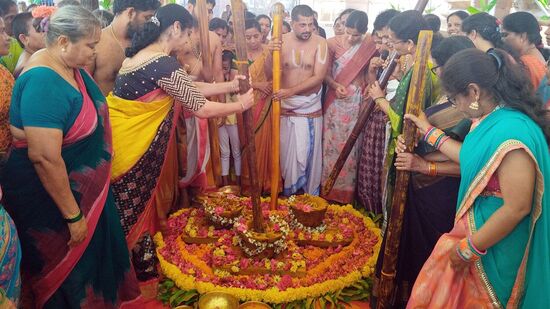 అనంతరం ఈ కార్యక్రమం యొక్క ప్రాధాన్యతను భక్తులకు తెలియజేశారు. “ఇవాళ పసుపు దంచే కార్యక్రమంలో వచ్చిన పసుపును ఉత్సవరులకు కళ్యాణం నాడు నిర్వహించే స్నపనం మరియు తలంబ్రాలు తయారీకి ఉపయోగిస్తారన్నారు.