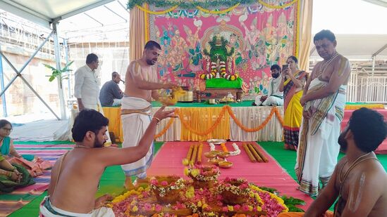 “జై శ్రీ రామ్… జై శ్రీ రామ్ అంటూ నినదిస్తూ ఈ సాంప్రదాయ పసుపు దంచే కార్యక్రమంలో మహిళా భక్తులు ఎంతో ఉత్సాహంగా పాల్గొన్నారు. అన్నమాచార్య కళాకారుల బృందం సందర్భానుసారంగా రామ భజనలను కీర్తించారు.
