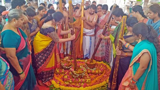 ఈ సందర్భంగా మహిళా భక్తులు సుమారు మూడు కిలోల పసుపును పోసి జై శ్రీరామ్ నినాదాలు చేస్తూ సాంప్రదాయబద్దంగా రోలులో దంచారు.
