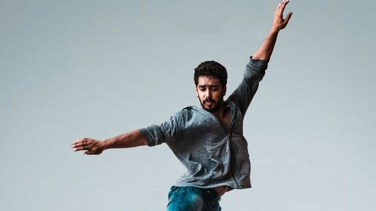 లగ్నంలో రాహువు మొదటి స్థానంలో ఉంటే ఆ జాతకుడు చురుకుగా ఉంటాడు. వీరు తమ పనిలో జాగ్రత్తగా ఉంటారు. యవ్వనంలో పేదరికం ఉంటుంది.&nbsp;