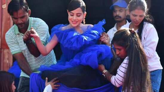 ఈ డ్రెస్ లో ఫోటోషూట్ చేయడానికి ఉర్ఫీ పోలీసుల నుంచి ప్రత్యేక అనుమతి తీసుకుంది.