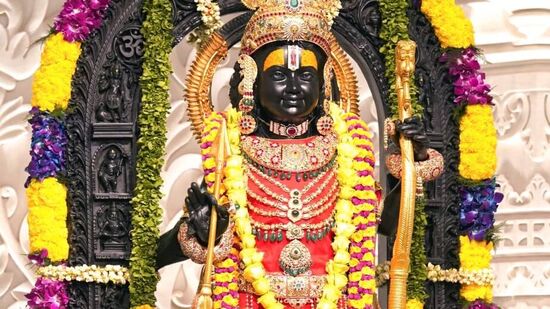 అయోధ్య రామమందిరం చుట్టూ భారీ సంఖ్యలో పోలీసులు మోహరించారు. మైదానాన్ని ఏడు జోన్లు, 39 విభాగాలుగా విభజించి ట్రాఫిక్ నిర్వహణను రెండు జోన్లు, 11 క్లస్టర్లుగా విభజించారు.&nbsp;