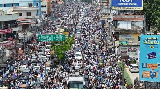 జగన్‌ రోడ్‌షోతో గన్నవరం వద్ద చెన్నై-కోల్‌కత్తా రహదారిపై నిలిచిపోయిన వాహనాలు