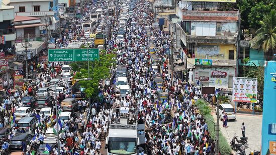 తనను పరామర్శించేందుకు వచ్చిన నేతలను చిరునవ్వుతో పలకరించిన సీఎం జగన్‌ బస్సు యాత్ర(Bus Yatra)ను ప్రారంభించారు. గన్నవరంలో బస్సు యాత్రకు విశేష స్పందన వచ్చింది. &nbsp;