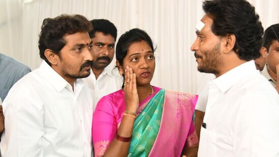 ప్రజల ఆశీర్వాదం వల్లే రాళ్ల దాడి(Stones Pelting) నుంచి బయటపడ్డానని సీఎం జగన్ అన్నారు. వైద్యులు విశ్రాంతి సూచించడంతో ఆదివారం బస్సు యాత్రకు విరామం ఇచ్చారు. సోమవారం ఉదయం కేసరాపల్లి నుంచి మేమంతా సిద్ధం యాత్రను సీఎం జగన్ ప్రారంభించారు. బస్సు యాత్ర ప్రారంభానికి ముందు కృష్ణా, ఎన్టీఆర్‌ జిల్లా నేతలు సీఎం జగన్‌ను పరామర్శించారు. &nbsp;