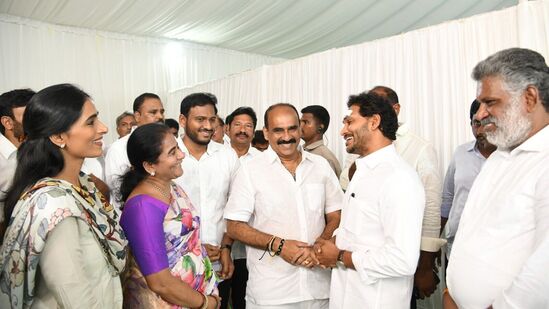 కృష్ణా జిల్లా కేసరాపల్లి క్యాంపు వద్ద సీఎం జగన్ ను పలువురు వైసీపీ నేతలు పరామర్శించారు.&nbsp;