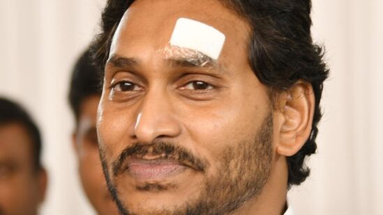 మనకు దేవుడి దయ, ప్రజల ఆశ్వీర్వాదం ఉన్నాయని, ఇలాంటి దాడులు మనల్ని ఆపలేవని సీఎం జగన్(CM Jagan) అన్నారు. ఎవరూ అధైర్య పడవద్దని, ధైర్యంగా అడుగులు ముందుకు వేద్దామన్నారు. మరోసారి అధికారంలోకి వస్తున్నామని సీఎం జగన్ ధీమా వ్యక్తం చేశారు. &nbsp;