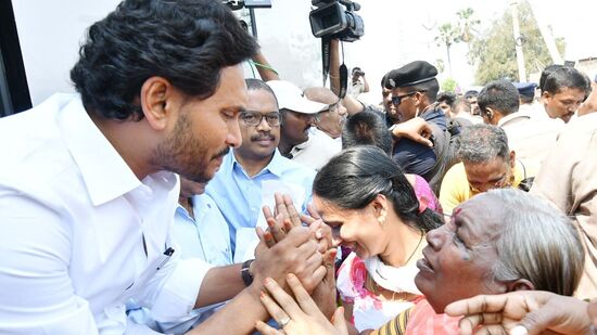 వైసీపీ(Ysrcp) తిరిగి అధికారంలోకి రావడం ఖాయమని సీఎం జగన్ అన్నారు. మేమంతా సిద్ధం బస్సు యాత్రకు విశేష ఆదరణ వస్తుందని, అది చూసి తట్టుకోలేక దాడికి పాల్పడ్డారని వైసీపీ నేతులు ఆరోపిస్తున్నారు.&nbsp;